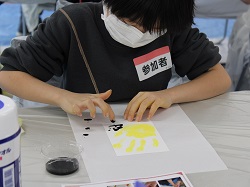 指文字体験中の子どもの写真
